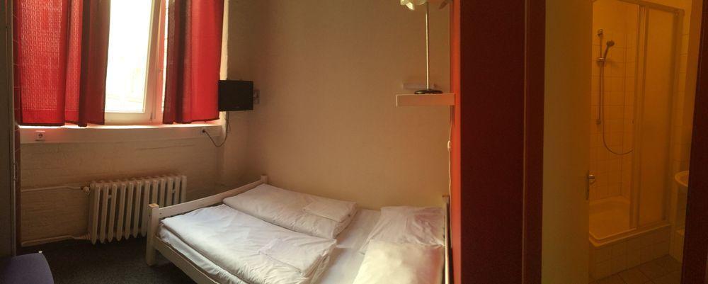 All In Hostel Берлин Экстерьер фото