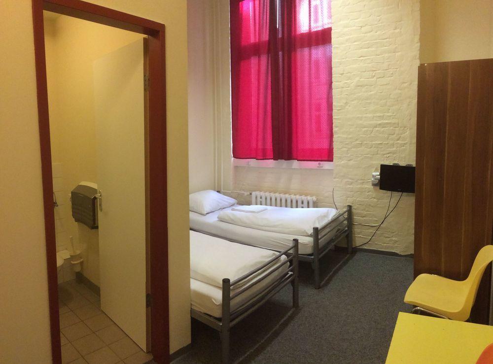 All In Hostel Берлин Экстерьер фото
