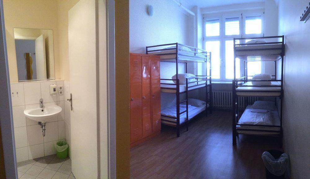 All In Hostel Берлин Экстерьер фото