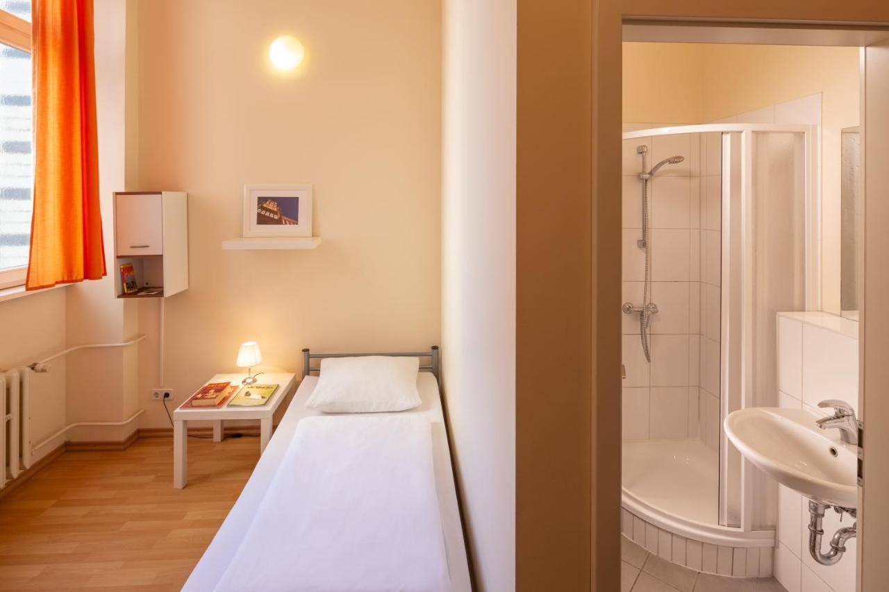 All In Hostel Берлин Экстерьер фото