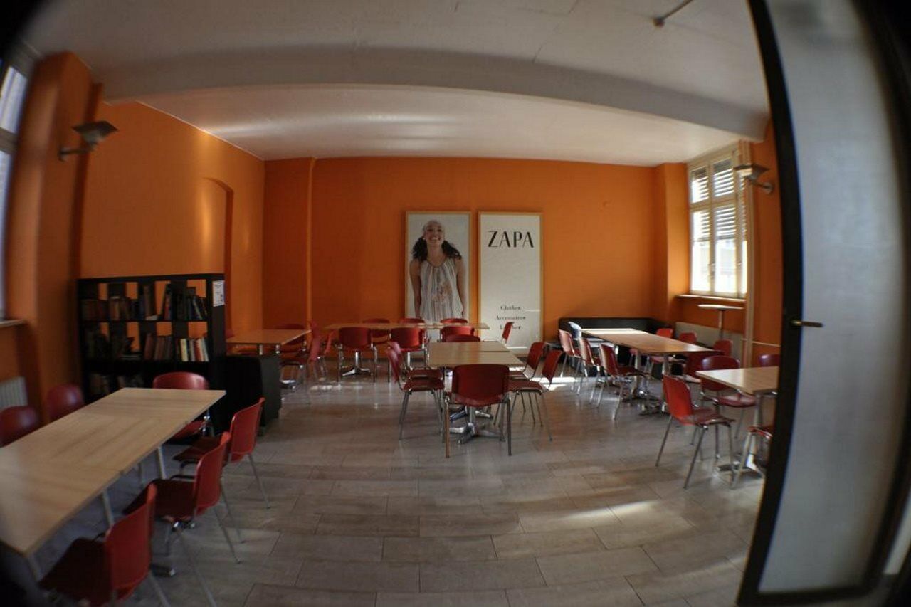 All In Hostel Берлин Экстерьер фото